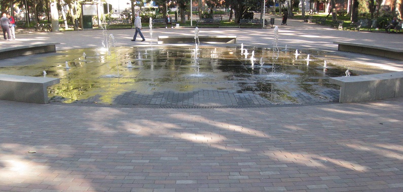 Salamanca:
                      Platzbereich in Gartensteinen mit Wasserspiel und
                      B�nken