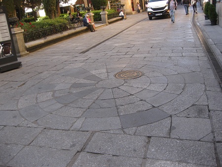 Calle Concejo, gelbe Platten mit Mandala 02