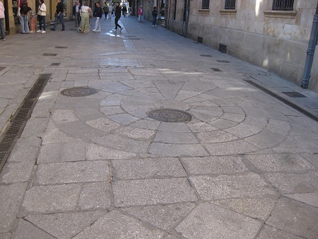 Calle Concejo, gelbe Platten mit Mandala 03