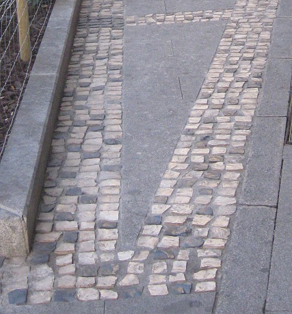 Salamanca Platzbereich
                    in grauen Platten mit B�ndern in kleinen, gelben und
                    schwarzen Pflastersteinen 01 Zoom