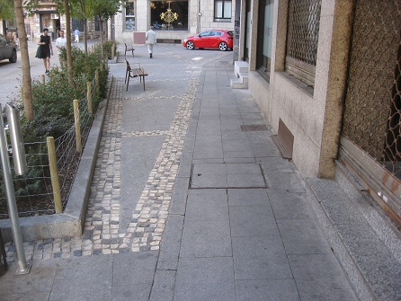 Salamanca Platzbereich in
                    grauen Platten mit B�ndern in kleinen, gelben und
                    schwarzen Pflastersteinen 02