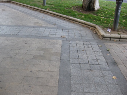 Platzbereich in gelben+grauen Gartensteinen mit
                    dunkelgrauen Granitb�ndern 02, Ecke