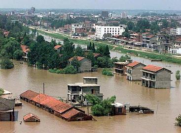 Yangtze river
flooding the town of Jiujiang (without year,
probably in 2004) Yangtze
river flooding the town of Jiujiang (without
year, probably in 2004)