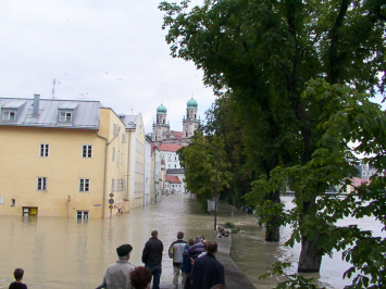 Passau (Germany):
flood in Inn road, 13 August 2002 Passau (Germany): flood in Inn
road, 13 August 2002