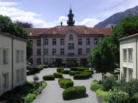 Psychiatrische Klinik Waldhaus in Chur,
steriler Innenhof. Ein solch steriler Innenhof
ist zur Heilung von psychisch Kranken
ungeeignet. Psychiatrische Klinik
Waldhaus in Chur, steriler Innenhof. Ein solch
steriler Innenhof ist zur Heilung von
psychisch Kranken ungeeignet.