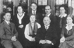 Otto Schlaginhaufen,
Euthanasie-Anthropologe an der Universität
Zürich, um ihn seine MitarbeiterInnen Otto Schlaginhaufen,
Euthanasie-Anthropologe an der Universität
Zürich, um ihn seine MitarbeiterInnen