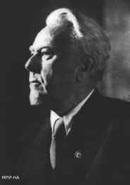 Ernst Rüdin,
schweizer NS-Rassist mit NS-Orden, Profil
1944. Ernst Rüdin, schweizer NS-Rassist mit
NS-Orden, Profil 1944.