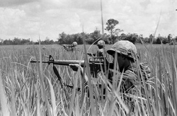 Kriminelle NATO--Soldaten in Vietnam einem Feld mit
Maschinengewehren Kriminelle NATO--Soldaten in
Vietnam einem Feld mit Maschinengewehren