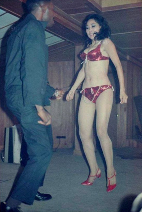 Prostitutierte im Vietnamkrieg mit
"Ami"-Soldat 02 Prostitutierte im
Vietnamkrieg mit "Ami"-Soldat 02