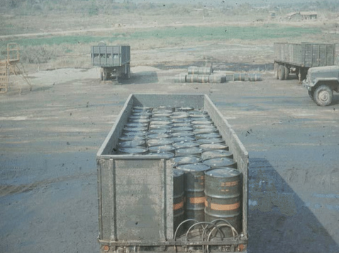 Agent
              Orange-F�sser auf Lkw