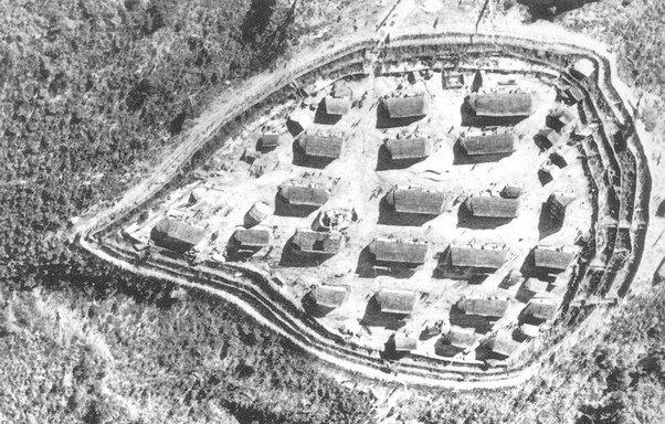 Strategische Dörfer-Programm, Luftaufnahme eines
strategisch befestigten Dorfs Strategische
Dörfer-Programm, Luftaufnahme eines strategisch
befestigten Dorfs