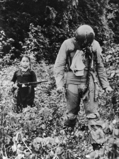 Krimineller
              "US"-NATO-Soldat gefangen von Frau des Viet
              Cong