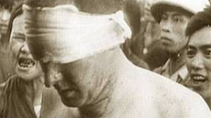 Krimineller "US"-NATO-Soldat unter
Viet-Cong-Indoktrination mit verbundenen Augen Krimineller "US"-NATO-Soldat unter
Viet-Cong-Indoktrination mit verbundenen Augen