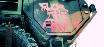 Grafitti "Fuck the army" an einem
Armeefahrzeug Grafitti "Fuck the army" an
einem Armeefahrzeug