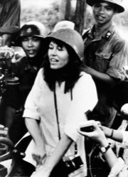 Jane Fonda, Antikriegsaktivistin gegen den
Vietnamkrieg mit Hearings und Fakten Jane Fonda,
Antikriegsaktivistin gegen den Vietnamkrieg mit Hearings
und Fakten