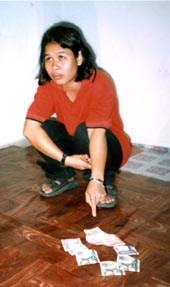 Strandmädchen-Putzfrau
als Diebin, Strand Pattaya Strandmädchen-Putzfrau als Diebin,
Strand Pattaya