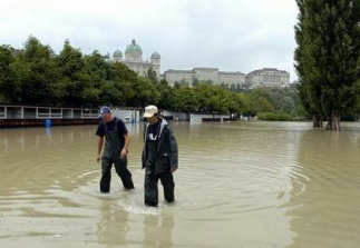 Hochwasser Schweiz 2005 Bern-Venedig:
                            �berschwemmung des Mattequartier mit
                            Bundeshaus 2005; flood inondation