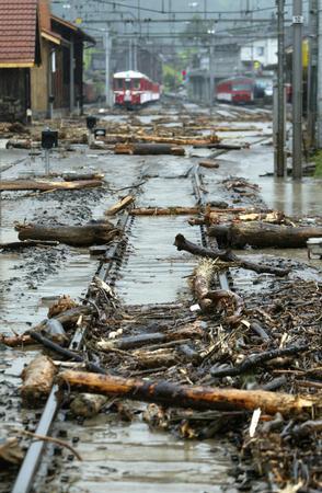 Hochwasser Schweiz 2005 Giswil:
                      Treibholz auf dem Bahnhof; flood inondation