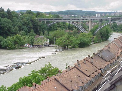Bern: Das
                      Stauwehr der Aare im Jahr 1999