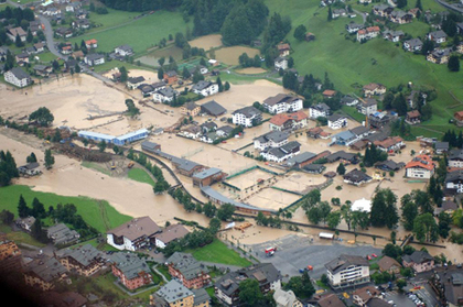 Hochwasser
                        Schweiz 2005 Klosters: �berschwemmt durch
                        Hochwasser; flood inondation