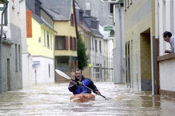 Hochwasser Deutschland 2003 im Rheinland,
                        hier in Koblenz mit Kanufahrer; flood
                        inondation