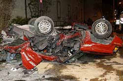 Flucht-vor-Polizei-Unfall: Jeep auf eingeknicktem
                Dach, 22.1.2005 in Z�rich