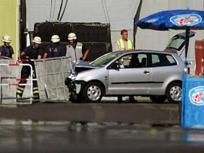 Raser-Auto Ford
                Fiesta in Fanmeile Berlin, WM 2006