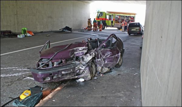Raser-Auto
                    vom 4.7.2010 in Andelfingen, ein Totalcrash des
                    Unfallwagens mit einem Toten, ein Schwerverletzter,
                    und ein mittelschwer Verletzter. Die Raserei der
                    "drei jungen M�nner" fand ohne jeden Grund
                    statt. Sie verursachen einfach hohe
                    Gesundheitskosten, diese 3 dummen jungen M�nner...