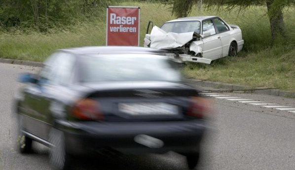 Plakat der Anti-Raser-Initiative:
                    Raser verlieren