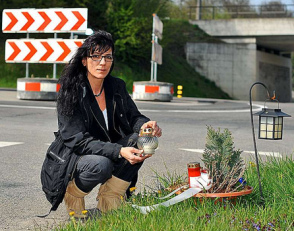Franziska
                    Riedtmann, Mumpf, an der Unfallstelle, wo 2003 ihre
                    Tochter von einem Porsche-Raser ermordet wurde