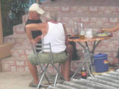 eine
                  Alkoholikergruppe hetzt gegen einen Pionierhistoriker
                  in Pattaya, 5.4.2014