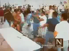 und
                      griff dann auch noch zu einem Stuhl, wie die Leute
                      beim Wrestling.