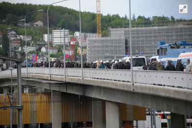 SchweizerSchl�gerpolizei (Nazis in Blau)
                        blockierenFCB-Fussballfans auf der
                        Duttweilerbr�cke inAltstetten (Z�rich), Dezember
                        2004