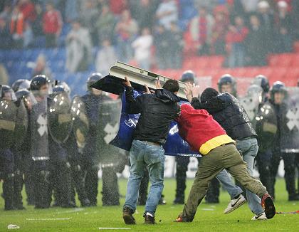 FCB-Krawalle vom
                        13.5.2006: Basler Schl�gertypen auf dem
                        Spielfeld versuchen, die Ordnungsh�ter mit
                        Teilen der Reklamebanden zu bewerfen, bei
                        vollstem Risiko der schwersten
                        K�rperverletzung.