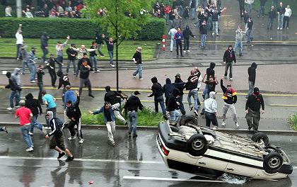 FCB-Krawalle vom
                        13.5.2006: Basler Schl�gertypen vor dem Stadion
                        haben ein Auto der Zivilpolizei umgekippt