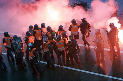 FCB-Krawalle vom
                        13.5.2006: Basler Polizei muss sich vor dem
                        Stadion mit Tr�nengas wehren und die Ordnung
                        wieder herstellen, die "Dritte
                        Halbzeit"