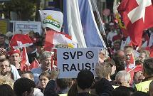 6.10.2007: Schande von Bern 003: Parole
                        "SVP raus"