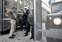 6.10.2007: Schande von Bern 006: Einwohner
                        muss durch Absperrung