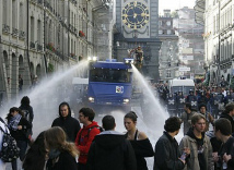 6.10.2007: Schande von Bern 008:
                        Wasserwerfer der Polizei spritzt Wasser gegen
                        Nichtvermummte