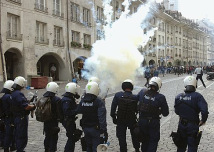 6.10.2007: Schande von Bern 017: Die
                        Polizei schiesst mit Tr�nengas in der
                        Marktgasse
