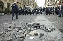 6.10.2007: Schande von Bern 022:
                        Pflastersteine sind losgel�st. Die
                        Pflastersteine dienten den Vermummten. Vermummte
                        lieben Pflastersteine...