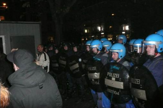 Luzern, 3.12.2007: Schweizer Schl�gerpolizei (Nazis
            in Blau) l�st Boa-Fest auf