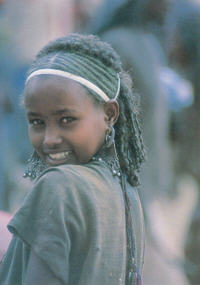 Wenn eine Frau
aus einem "Entwicklungsland" (z.B.
eine Afrikanerin) in Europa ein Handy bekommt,
dann wird sie oft zur manischen
Handy-Telefonistin mit ihrer Familie auf dem
Heimatkontinent und verursacht Telefonkosten
in vierstelliger Höhe und lacht noch dabei... Wenn eine Frau aus
einem "Entwicklungsland" (z.B. eine
Afrikanerin) in Europa ein Handy bekommt, dann
wird sie oft zur manischen Handy-Telefonistin
mit ihrer Familie auf dem Heimatkontinent und
verursacht Telefonkosten in vierstelliger Höhe
und lacht noch dabei...