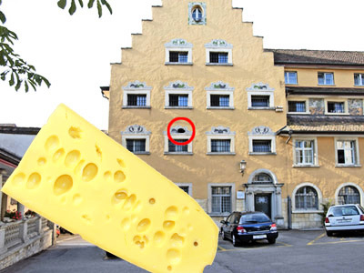 Die Augsburger Allgemeine
verglich das schweizer Gefängnis
"Beckenstube" in Schaffhausen mit
einem Schweizer Emmentaler, weil ein
Ausbrecher aus einem Loch in der Mauer
flüchten konnte, das scheinbar nicht bemerkt
wurde. Es werden auch Handys in die
Gefängnisse geschmuggelt, und dann werden die
kriminellen Banden vom Gefängnis aus
organisiert. Inzwischen haben manche
Gefängnisse Störsender gegen Handys montiert,
die dann aber auch dei Handys der Angestellten
betreffen... Die Augsburger
Allgemeine verglich das schweizer Gefängnis
"Beckenstube" in Schaffhausen mit
einem Schweizer Emmentaler, weil ein
Ausbrecher aus einem Loch in der Mauer
flüchten konnte, das scheinbar nicht bemerkt
wurde. Es werden auch Handys in die
Gefängnisse geschmuggelt, und dann werden die
kriminellen Banden vom Gefängnis aus
organisiert. Inzwischen haben manche
Gefängnisse Störsender gegen Handys montiert,
die dann aber auch dei Handys der Angestellten
betreffen...