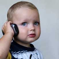 Kleinkind mit Handy am Ohr Kleinkind mit Handy am Ohr