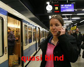 Mit dem Handy w�hrend eines Spaziergangs zu
                  telefonieren macht den Handybenutzer quasi blind: Er
                  bekommt praktisch nichts mit, was um ihn l�uft...