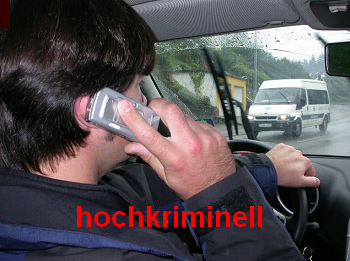 Mit dem Handy am Steuer während der Fahrt zu
telefonieren ist hochkriminell, aber viele
AutofahrerInnen juckt das weiterhin nicht. Sie
schreiben sobar SMS am Steuer während der Fahrt... Mit dem Handy am Steuer während
der Fahrt zu telefonieren ist hochkriminell, aber
viele AutofahrerInnen juckt das weiterhin nicht. Sie
schreiben sobar SMS am Steuer während der Fahrt...
