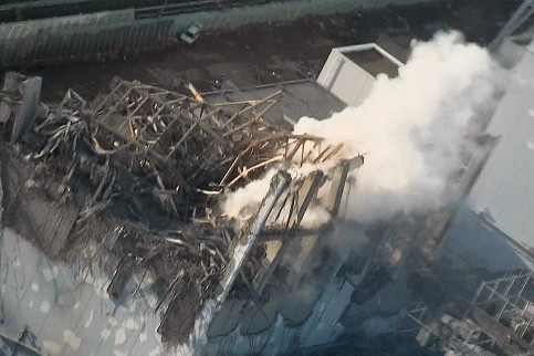 AKW Fukushima am 17.3.2011: Aus
                          dem Meiler Nr. 3 steigt nach der Explosion
                          weisser Rauch auf