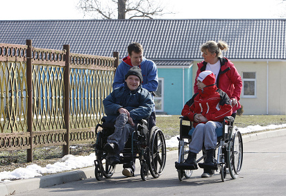 6. Sinead Nolan, Krankenschwester aus
                              Dublin, und Patrick Farrell auf einem
                              Spaziergang mit zwei Jugendlichen.