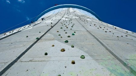 Kalkar, der K�hlturm wurde zur mit
                          Bergmotiven bemalten Kletterwand